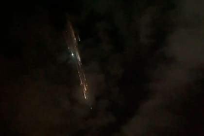 Escombros de un cohete SpaceX Falcon 9 vistos desde Vancouver, Washington, el mes pasado.