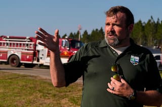 Escombros dejados por el huracán Helene avivan los incendios forestales en Georgia