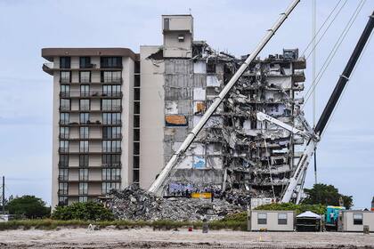 Escombros del edificio derrumbado en Miami.