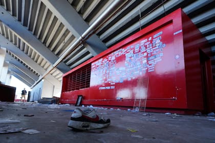 Escombros en el piso del estadio Libertadores de América al día siguiente del partido de la Copa Sudamericana entre Independiente de Argentina y la Universidad de Chile, que fue cancelado por incidentes violentos, el jueves 21 de agosto de 2025, en Buenos Aires. (AP Foto/Gustavo Garello)