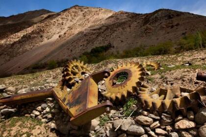 Escombros en el valle de Panjshir de los tanques rusos incautados por los muyahidines durante la guerra afgano-soviética de 1979-1989