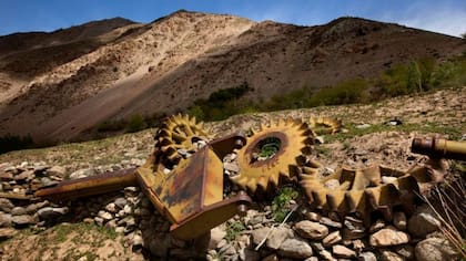 Escombros en el valle de Panjshir de los tanques rusos incautados por los muyahidines durante la guerra afgano-soviética de 1979-1989