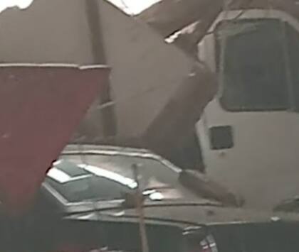Escombros sobre uno de los autos del taller mecánico del edificio derrumbado en Villa Maipú