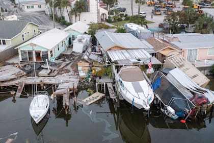 Escombros yacen en las calles tras el paso del huracán Helene, el lunes 30 de septiembre de 2024, en Asheville, Carolina del Norte. (AP Foto/Mike Stewart)