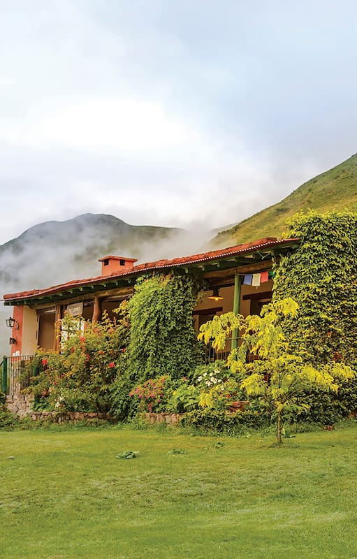 Escondida entre las curvas que se empinan cada vez más desde Jujuy, una casa de familia hoy también es hospedaje general, residencia para artistas y centro de reunión para la divulgación del arte contemporáneo.