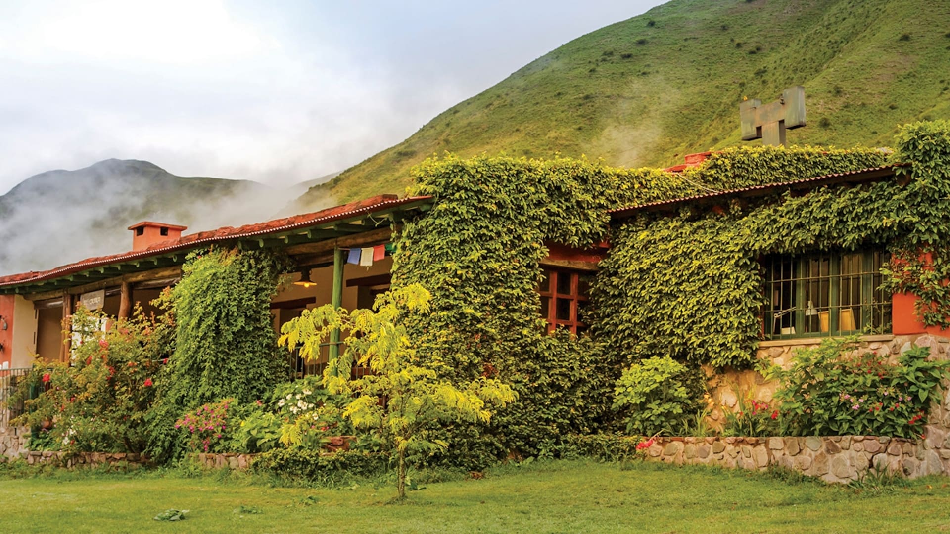 Escondida entre las curvas que se empinan cada vez más desde Jujuy, una casa de familia hoy también es hospedaje general, residencia para artistas y centro de reunión para la divulgación del arte contemporáneo.
