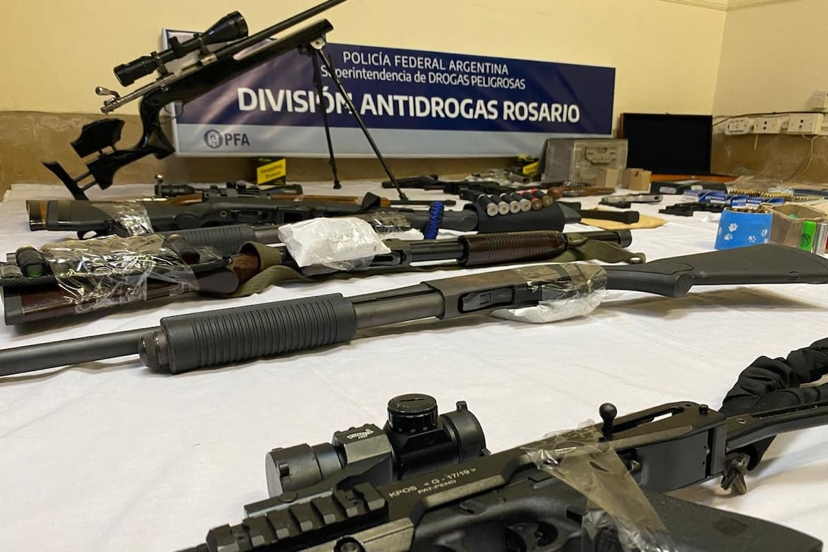 Escopetas y rifles, incautados a una banda rosarina