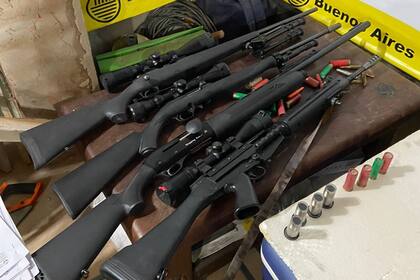 Escopetas y un FAL, entre las armas incautadas en Mataderos