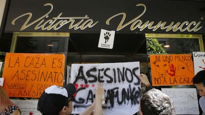Escracharon el local comercial de Victoria Vannucci
