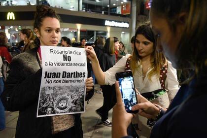 Las manifestantes repartieron panfletos en pleno centro de Rosario