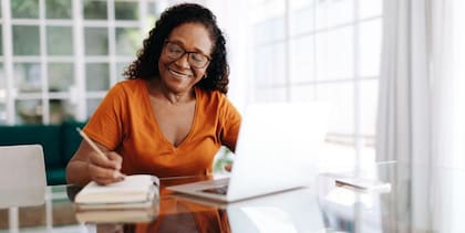 Escribir una pequeña nota a alguien también es un gesto amable que puede generar beneficios