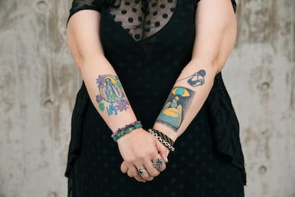 Escrito en el cuerpo. Con orgullo, Dolores Reyes muestra sus dos novelas tatuadas.