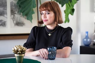 Pola Oloixarac: cómo piensa la mujer que une política y literatura con humor