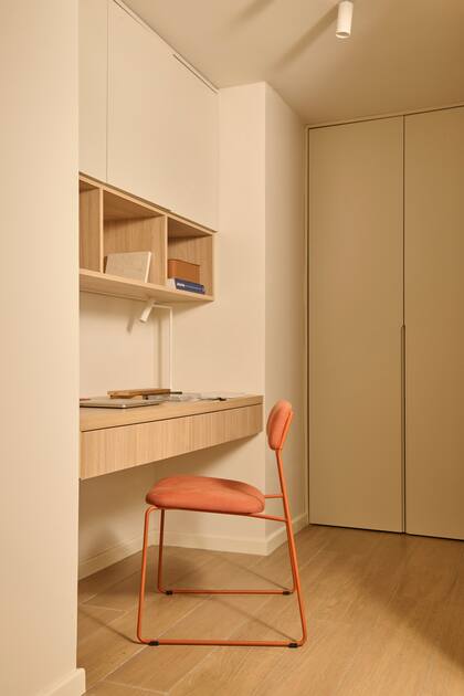 Escritorio a medida (Loom Haus) en melamina ‘Camelia’ (Faplac); silla (Estudio Te).