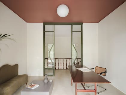 Escritorio de los años 50 (Silvio Cavatorta), sillón ‘Cesca’ (Marcel Breuer), lámpara de techo ‘Dioscuri’ (Artemide).