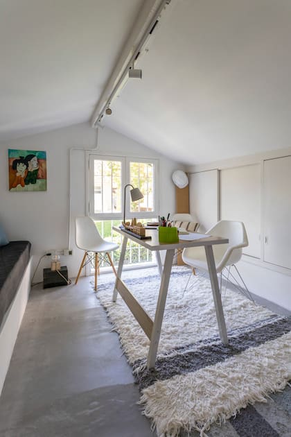 Escritorio (Easy), sillas (DeSillas), alfombras y almohadones (Muy Mucho). Edificios icónicos de Buenos Aires en madera (Lola y Chango). Cuadro, obra de la dueña de casa. En el toilette, paredes en terrazo (Monolitic). Bacha ‘Hall’. Grifería FV ‘Puelo’ (De Todo Sanitarios).