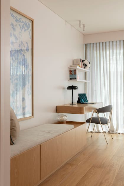 Escritorio empotrado (Arq. & Co.). silla (La Feliz) y lámpara (Zara Home).