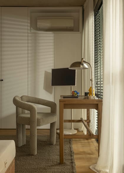 Escritorio (Marini Estudio). Silla ‘Lär’ (Barn BA). Alfombra (Umanos de Origen). Lámpara de mesa (Zara Home).