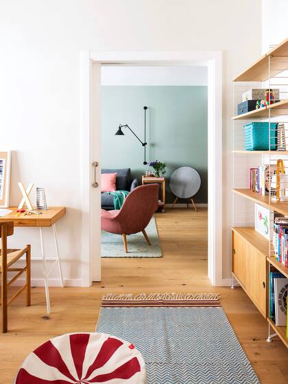 Escritorio y estantería ‘String’ (ambos de Fredericia).