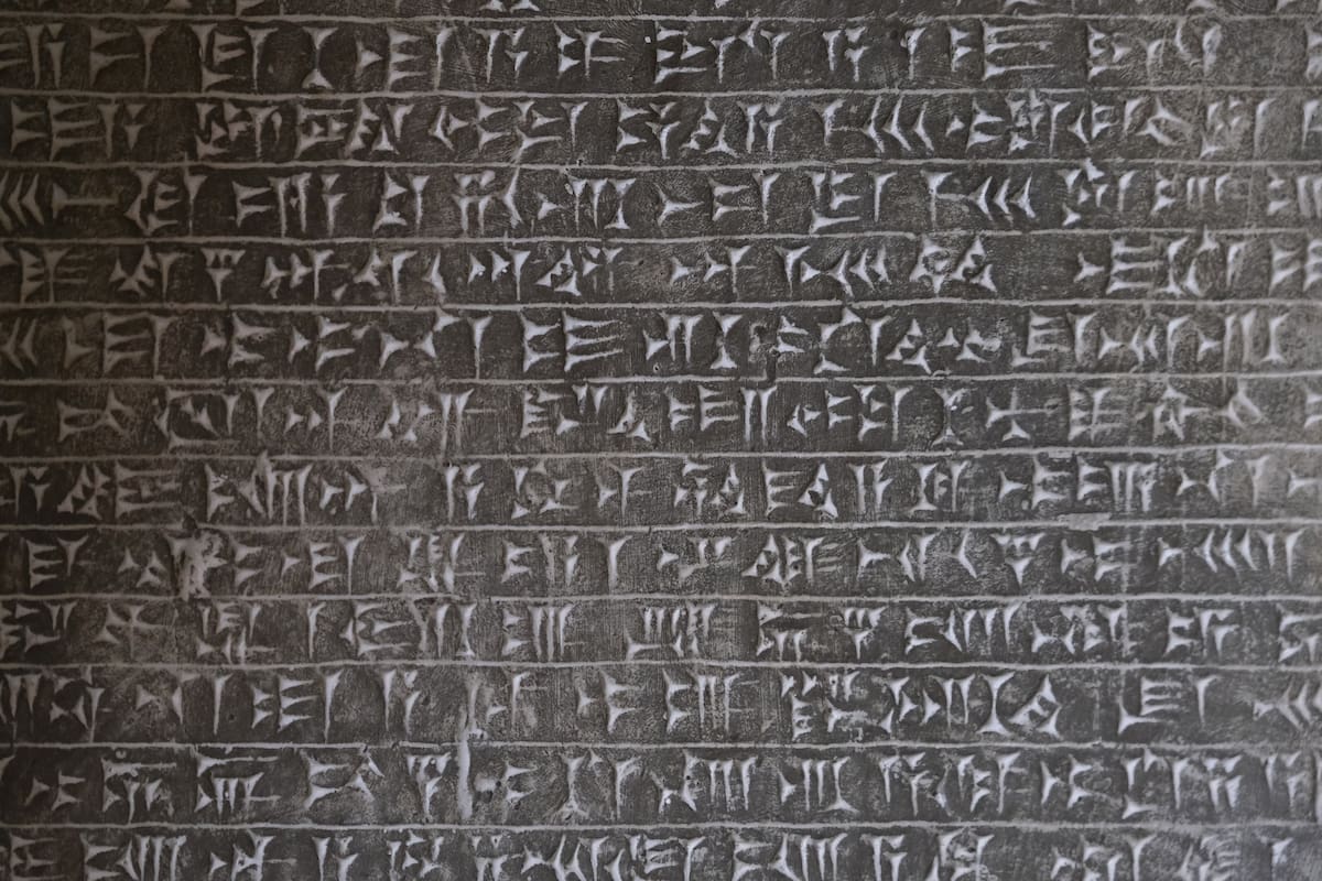 Escritura cuneiforme exhibida en el museo Pergamon de Berlín
