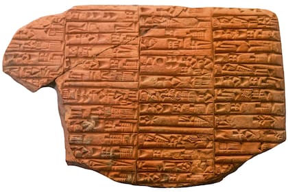 Escritura cuneiforme exhibida en el museo Pergamon de Berlín