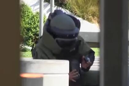 Escuadrón de explosivos inspecciona una valija sospechosa en el aeropuerto de Ezeiza