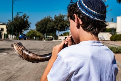 El Rosh Hashaná o Año Nuevo Judío se inaugura con cien toques del shofar, un instrumento religioso hecho a partir de una cornamenta animal