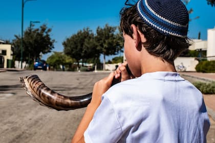 El Rosh Hashaná o Año Nuevo Judío se inaugura con cien toques del shofar, un instrumento religioso hecho a partir de una cornamenta animal