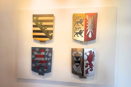 Escudos y obras de arte decoran las paredes del Club Alemán