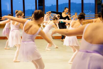 Sala de ballet del Teatro del Lago: el cielo y los volcanes van a clase con la maestra Macarena Montecino en los salones que dan al lago Llanquihue