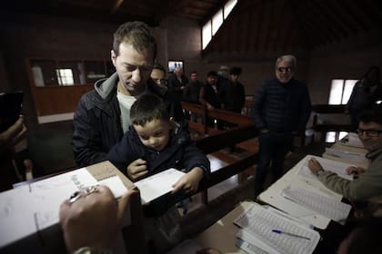 Anibal Fernandez, mientras espera su turno para votar