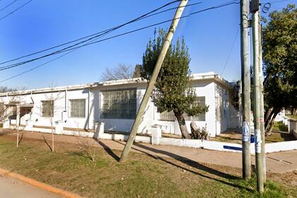 La escuela primaria en Francisco Álvarez donde se hundió el patio por el desmoronamiento del pozo ciego
