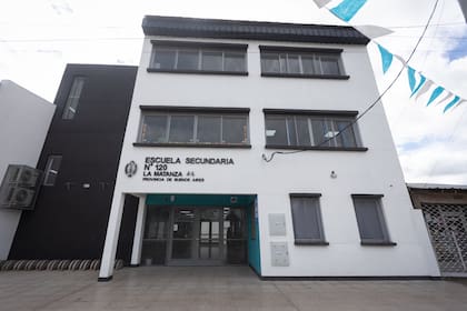 Escuela secundaria N 120 no se adhirió al paro convocado por SUTEBA, FEB, AMET y UDOCBA