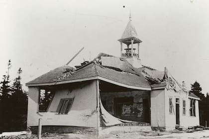 Escuela Tufts Cove el 6 de diciembre de 1917 después de la explosión del buque Mont-Blanc