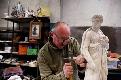 Saraví restaurando una antigua imagen