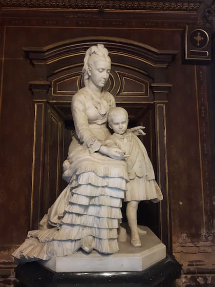 Escultura de Felicitas Guerrero con su hijo mayor, Félix Francisco Solano, en la iglesia de Santa Felicitas.