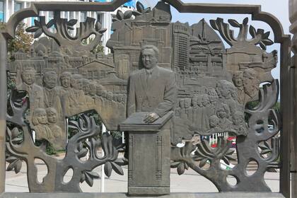 Escultura de hierro en la plaza principal de Almaty, la antigua capital, donde se lo ve a Nazarbayev jurando la constitución.