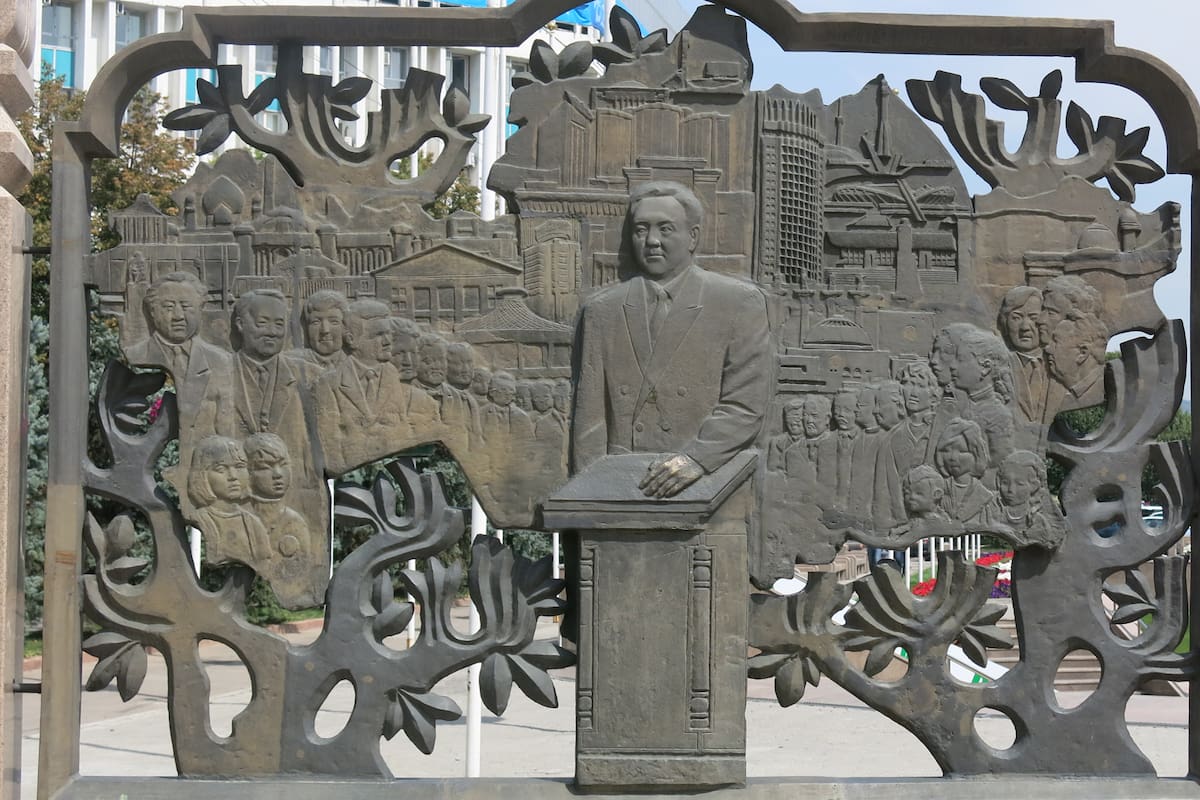 Escultura de hierro en la plaza principal de Almaty, la antigua capital, donde se lo ve a Nazarbayev jurando la constitución.