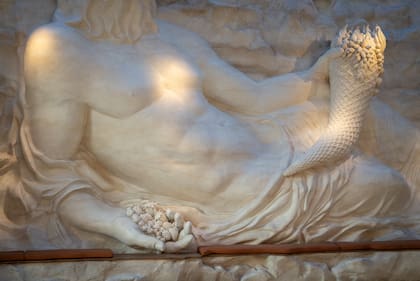Escultura de Marforio con detalles alusivos a la fruta utilizada para preparar los helados