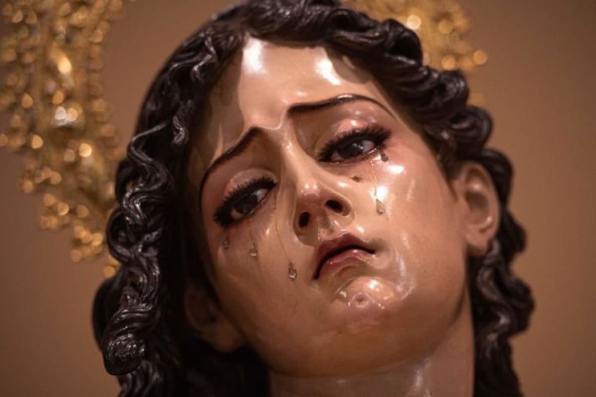 Escultura de María Magdalena en la exposición de arte religioso "In Domine Dei, patrimonio artístico de la Semana Santa de Sevilla" en la Fundación Cajasol de Sevilla, 2021
