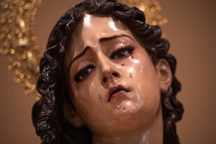 Escultura de María Magdalena en la exposición de arte religioso "In Domine Dei, patrimonio artístico de la Semana Santa de Sevilla" en la Fundación Cajasol de Sevilla, 2021