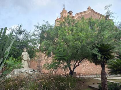 Escultura del artista Julio Incardona en la Manzana Jesuítica. Atrás, la silueta de la Catedral cordobesa.