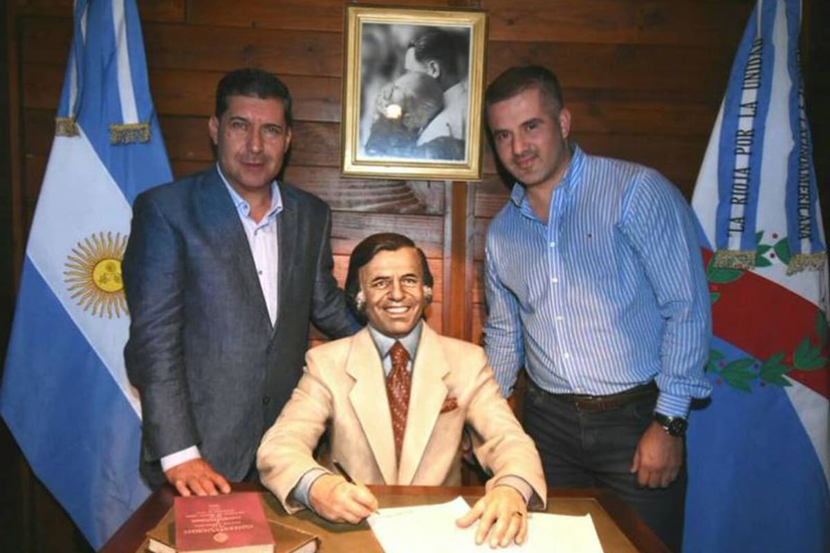 Escultura en homenaje a Menem, en Anillaco, la localidad que lo vio nacer