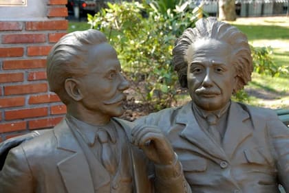 Escultura en la Plaza de los 33 Orientales, de Montevideo, que representa el momento, en 1925, en que se encontraron el filósofo Carlos Vaz Ferreira y Einstein.
