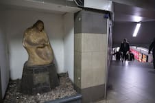 Quién cuida de la escultura “Homenaje a la madre” que está dañada, en el subte