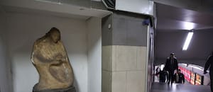 Quién cuida de la escultura “Homenaje a la madre” que está dañada, en el subte