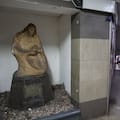 La escultura “Homenaje a la madre” está dañada y descuidada