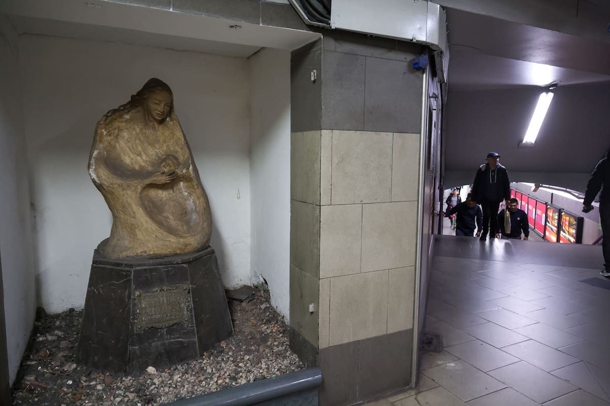 Escultura Homenaje a la madre. estacion Bolivar. linea E.