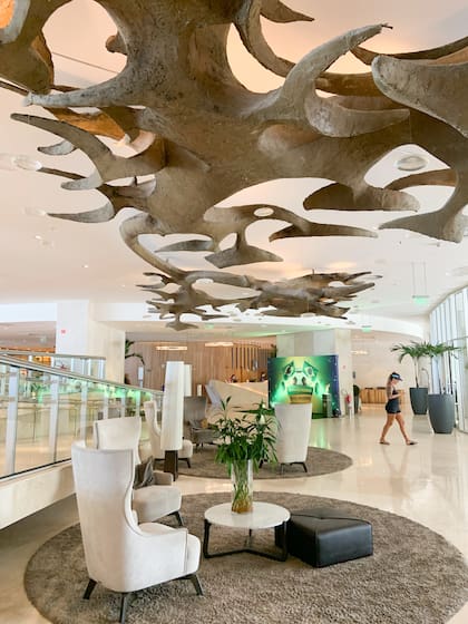 Escultura suspendida de Pedro Correa de Araújo en el Hotel Nacional de Río de Janeiro