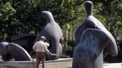 Esculturas de Henry Moore en el recinto del Museo de Arte Contemporáneo de Teherán, septiembre de 1993